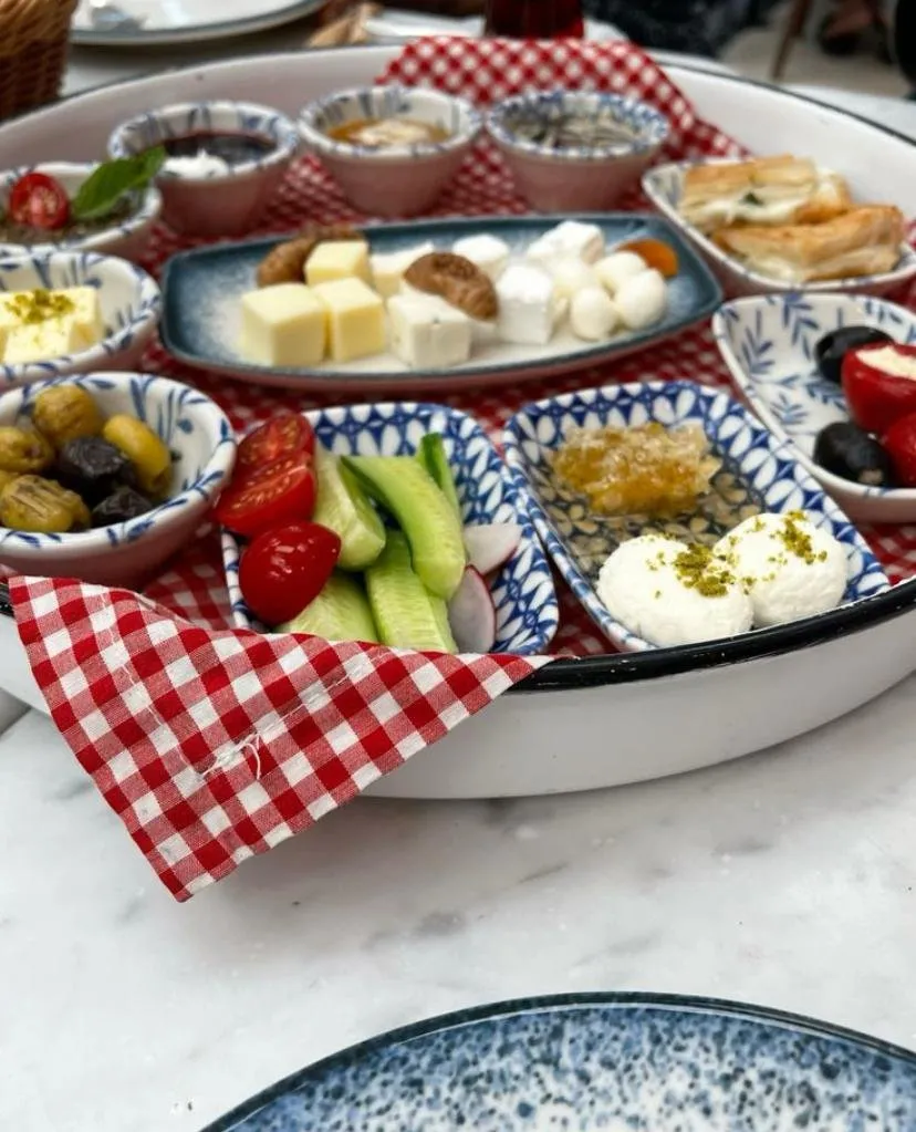 MİNİMAL SERPME KAHVALTI